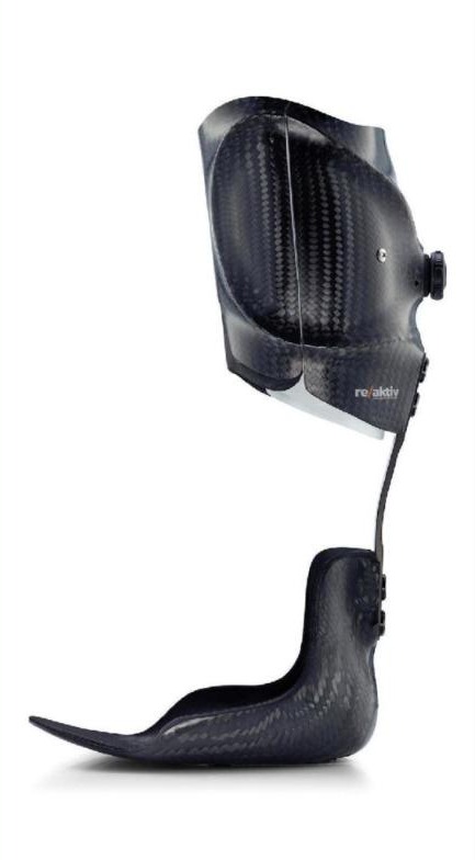 Dynamic ankle foot orthosis with a front shell and a carbon spring strut behind the leg